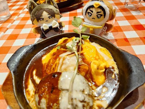 🦊オムライスとハンバーグの組み合わせって最高だよね〜
🦉そうだね、でも熱いから気をつけなきゃですよ
🦊そうだね、俺がフーフーしてあげる！
🦉俺がするからいいよ
🦊え？