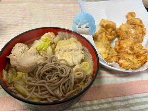 年越し蕎麦を目の前に（とり天を背に）今年1年を振り返るちみにゃりさん
良いお年を！