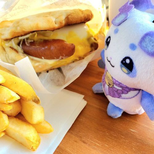 モスバーガーさんの月見フォカッチャ🌕️
ぱりっとソーセージと濃厚なチーズソースがたまりません