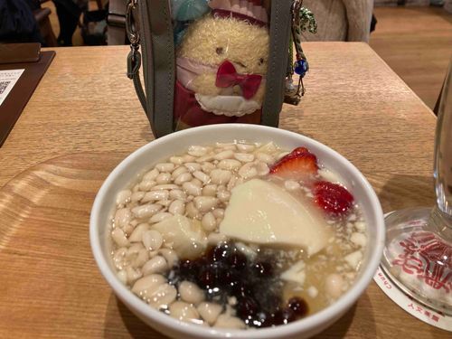 春水堂の豆花ですよ、お嬢さん。ここのはジャスミンが効いてて唯一無二の美味しさがありますね。同居人の好きなトッピングはピーナッツ＋苺です。ちなみにタピオカは義務です。