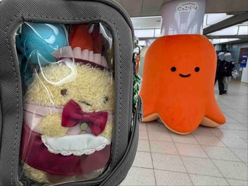 池袋駅に、にっこリーノさんの方々がいらしていました。親近感が湧きますね、お嬢さん。