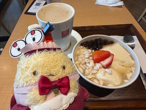 ごきげんよう。お嬢さんです。
春水堂の豆花とタピオカミルクティーをいただいたの。豆花にはどうしてもピーナッツとイチゴを乗せたいんだけど、この組み合わせだと上手くセットにならなくてぐぬぬ。仕方ないから食べたいを優先しちゃう。
