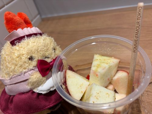 ごきげんよう。お嬢さんです。
ポムダムールトーキョーで期間限定のりんご飴を食べてきたの。その名も『残響キンモクセイ』。キンモクセイが咲いている間限定のスペシャルなりんご飴……♪