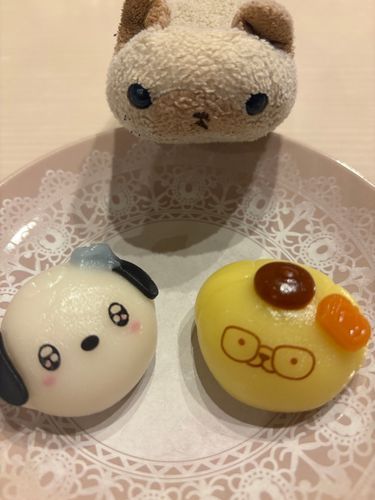 花さんがこんなに可愛いスイーツを買ってきましたよ(=^x^=)
