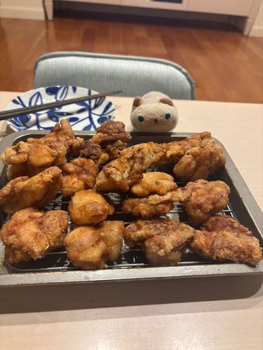 お母さんがたくさん唐揚げを作りましたよ(=^x^=)
ニヤアも一生懸命食べました(=^x^=)