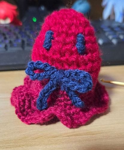 編み物ブームで、余り糸から生まれたタコみたいな謎生物の編みぐるみ

名前つけようか迷い中……🤔💭