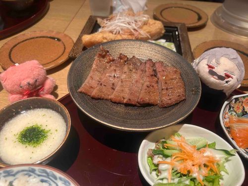 しんいりのちょもちさん、と、ぎうたんたべた。みそあじがすき。