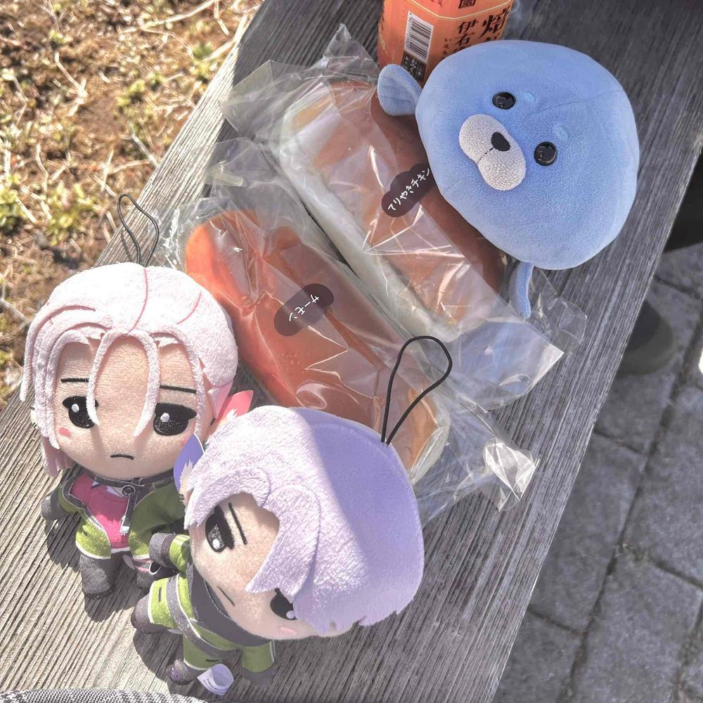 かいぬしがねー「ぴくにっくだ!!!」ってかけだして、おそとでみんなでごはんしてるよー
さみだれとねー、むらくももいっしょ🌸おいしいねーこっぺぱん🦭
飼い主「メジロが梅の花をつまみ食いしていて可愛かったです。少しずつ春が近づいてますね。」