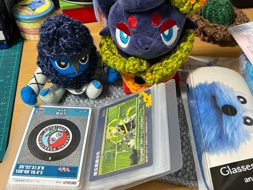引き続き、越谷市のマンホールカードだよ。レイクタウンで貰ってきたよ。
マンホールのキャラはストロングベリーちゃんって言うんだって🍓
あとメイドラゴンの田んぼアートのカードも！凄いね！