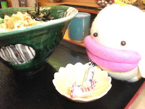 おそばやさんでなぞのおかしがでてきた、、