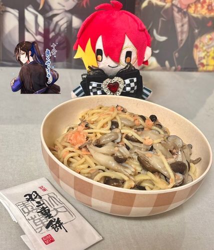 🌙今日の晩ごはん🌙
＋励ましてくれる🦾さん
(雑な手料理ですみません…)

🦋<今日の晩ごはんは、きのことサーモン叩きのパスタです🍄‍🟫
サーモンの叩きが半額だったらしいですよ

最近、あるじ様は俺の好物のきのこをよく買ってきます
かさ増しになるし、お腹にもいいらしいです🍄‍🟫

今日のおやつは『羽二重餅』というお菓子でした
とろとろもちもちで、とっても美味しかったです

お仕事で悩む事も多いけど、周りの方に本当に感謝ですね…🌸