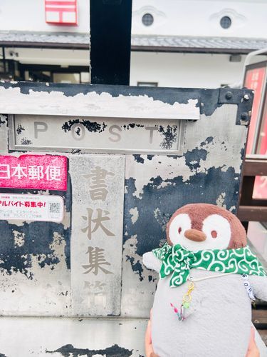 古き街並みを感じながらぶらりと散策。天候には恵まれなかったけど楽しかった！
昔のポストと一緒に🐧