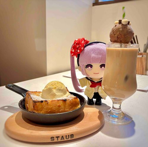 「ふわふわとろとろなフレンチトーストだよ。ドリンクのくまのアイスも可愛いね」