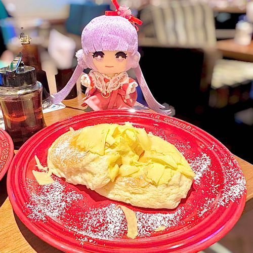 「バターたっぷりのパンケーキだよ。カロリーを気にしてたけど、あとで運動すれば大丈夫だよ。一緒に頑張ろうね」