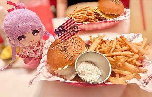 「大きいハンバーガーだよ。ポテトにトリュフの粉をかけるととっても美味しくなったよ」