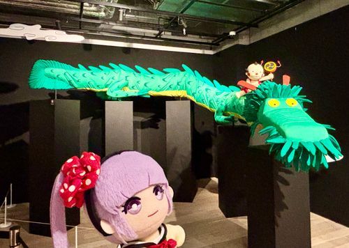 「坊や〜よい子だねんねしな〜♪  おっきいドラゴンだね。日本では竜(龍)って呼ぶんだって。わたしも乗ってみたいな」