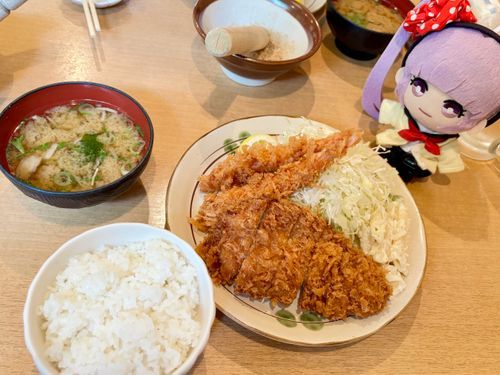 「美味しいとんかつを求めて。エビフライもつけちゃったんだ」