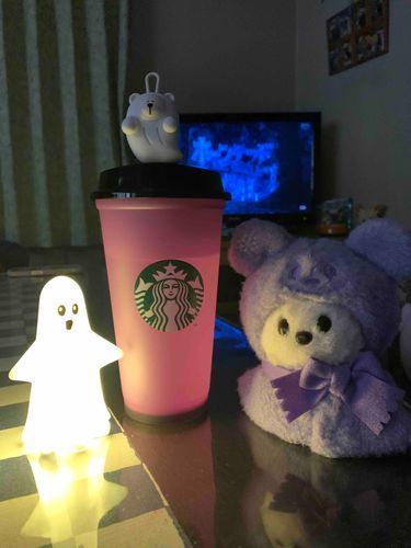 きょうはハロウィンだよー🎃👻
ぼくもみんなをおどろかせて おかしをいーっぱい食べるぞぉー！

あれれ？ぼくとスターバックスのくまさんの2ショットのはずなんだけど…
まっしろなおともだちもお菓子食べたいのかなぁ☺️🍭