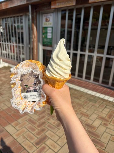 ぺ…

『持ち方雑でごめんねあるばん😭』