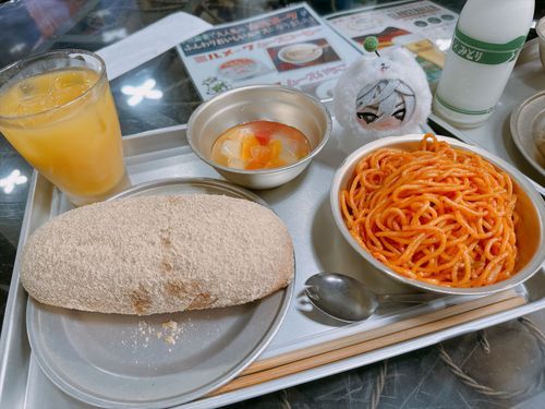 大分に行った時に給食が食べられるカフェに行ったよ、僕はよく分からないけどチィツァはこれがレトいってやつだよって言ってたね