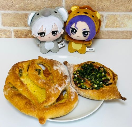 人間、ぬいよりでかいパンを食べる