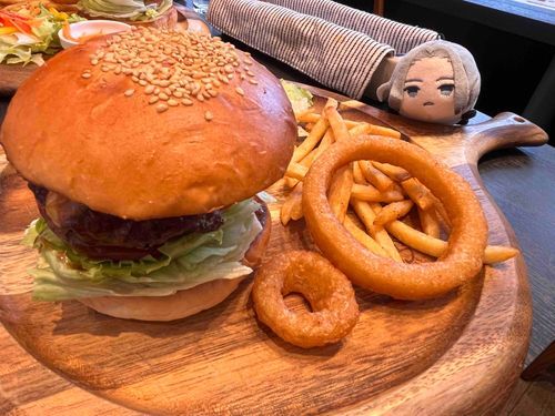 主と主の友達と前から気になってたハンバーガーの店。
パイナップルが挟んであるの、珍し