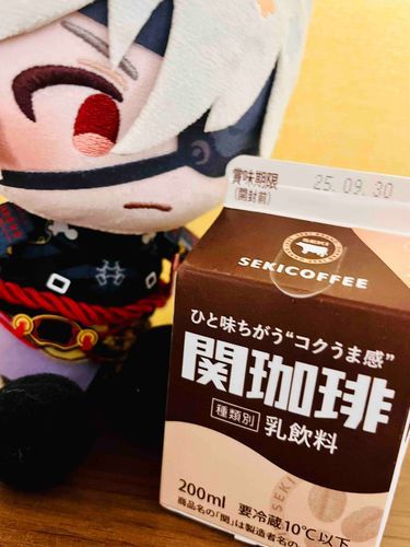 鬼丸だ。
孫六鍛刀祈願に主が買ってきた関珈琲だ。ずいぶん小さいな……
ところで、俺に酒はないのか？