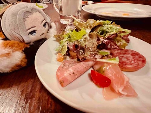 今日のお供は俺、姫鶴。
主の飲み会についてったよ
オシャレなイタリアンの店
