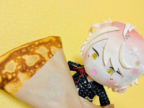 南泉一文字だ！
主がキッチンカーでクレープを買ってきたぜ！
俺より大きくて食べ応え抜群だにゃ〜
