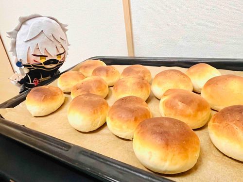 これはこれは！良い焼き加減ですねぇ、鳴狐！

小さくて、丸いパン。美味しそう。