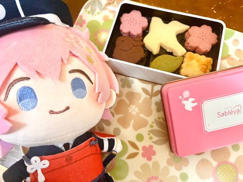 クッキー缶を頂きました！
桜の形がかわいいですね！