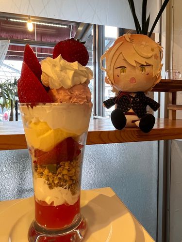 いちごのパフェ……にゃ！！
「おいCベリー」っていう品種で名前の割に甘かったな
もう食べ納めだにゃあ