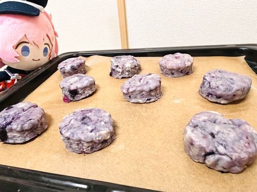 主君がスコーンを作ってましたよ！
ミックスベリーを入れて綺麗な紫色ですね！
焼き上がりが楽しみです！