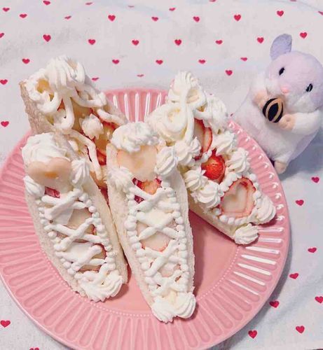 いちごの ふるーつさんど つくったよ❕
