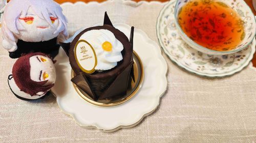うちのほんまる なぜか10がつ4にちは まいとし ケーキをたべるのデス
ことしは 「おうさまのザッハトルテ」だよって あるじは よろこんで バラのこうちゃを いれてマス
ふふふ なぜでしょうね…