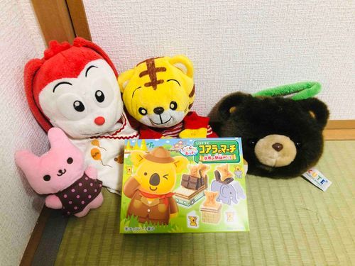 こんばんは❀.(*´▽`*)❀.
コアラのマーチのお菓子をみんなで食べるよΨ( 'ч' ☆)
クマさんとうさぎさんも。