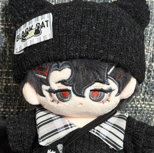キャラぬいやテディベアを前から集めてはいるが、ぬい服の着せ替えなどの楽しみ方はつい最近知って、さらに無属性ぬいにハマったぬい活初心者です！