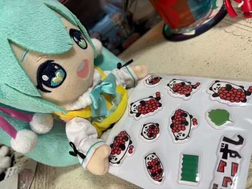 マスターが謎のシールを持って帰ってきたみく！