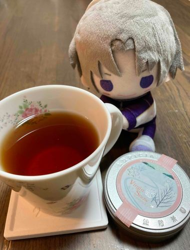 あるじが最近ご購入されたお茶の葉で、あるじの為に紅茶を淹れた！この中には白いこんぺいとうが入っていて、淹れるとバニラと花の甘い香りがふんわりと感じられる紅茶だ。こんぺいとうが溶けると紅茶がきらきらして、紅茶が大好きなあるじにとても喜んでもらえた！あるじに最良の紅茶を献上できるよう、更に研鑽を積んでいこう。
