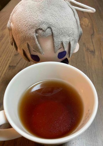 午後に茶会を開き、最上の茶菓子と紅茶にてあるじをもてなすこと(ここが肝心だ！)を、外つ国の言葉で「アフタヌーンティー」と言うらしいな。今日の茶葉は、デカフェと言って就寝前にも飲める種類らしい。イチゴとバニラの甘い香りが、どことなく菓子を思わせる。聞いたところによると、もうすぐ赤い服の不審者が、あるじに小包を渡す時期らしいな。近侍として、あるじに危害が及ばないようにしなければ……