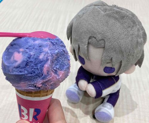 これは夏頃に、あるじとともにアイスを食べた日の写真だ。あるじは、おれとこのアイスを並べて、「はせべの色と同じだ」と笑ってくださった！甘くてひんやりとしたアイスは、暑い日の甘味にピッタリだった。もちろん、このフレーバーはおれのお気に入りだ。なにせおれの色だから、な！