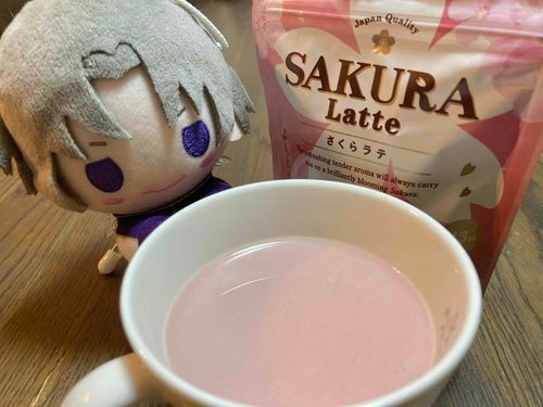 今日は、元気がないあるじの為に、さくらラテなるものをお淹れした！ほんのりとさくらの香りのする、優しい味のラテだ。最近のあるじはとてもお忙しそうだ。寒暖差が激しいのも相俟って、余計に疲れやすい状態なのではないかと思う。おれはあるじの近侍であり、あるじのいやしのためにここにいる。温かい飲み物とふわふわの身体で、どんな時でもあるじにいやしを提供しますよ！