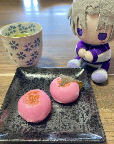 皆、昨日のばれんたいんでい、は充実した日を過ごせただろうか？あるじはばれんたいんのチョコ……ではなく、ご家族の旅行みやげであるさくらまんじゅうを貰われたようだった。桜の葉を巻いて少し蒸すと、ふかふかでさくらの濃い香りのする、美味しいまんじゅうだった！
ばれんたいんにも関わらず、あるじはとてもお忙しそうだった。ばれんたいんの甘味が、あるじの癒しの一つとなればいいのだが……