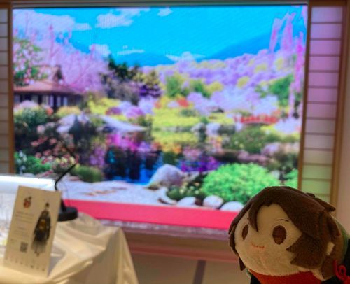 最近、ずっとお忙しそうにしていたあるじだったが、取り組んでいた案件がようやく落ち着いたようだ！おれも、あるじの近侍としてとても誇らしく思います！
写真は、あるじがもちぎねと共に万事屋に出かけられた時のものだ。万事屋に映された本丸の桜も綺麗だが、今年の桜はどんなものになるだろうか……。あるじから花見へ誘われた時のために、今のうちに花見場所の下見をしておこう。もちろん、あるじと見る桜が一番綺麗であることは変わりないですが、ね？