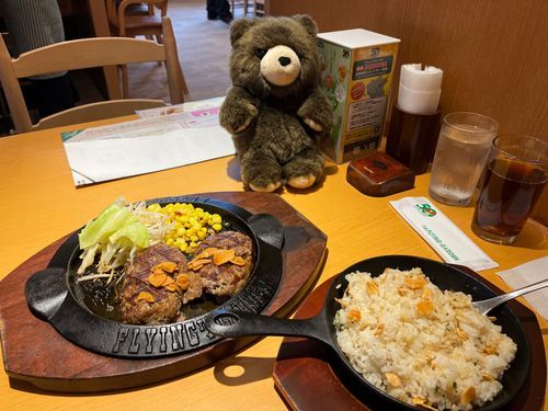 フライングガーデンの爆弾ハンバーグとガーリックライス🧄🍚🥩
にんにくにんにく