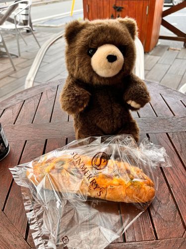 パン屋さんで買ったパンをテラスで食べるの
幸せだよねぇ