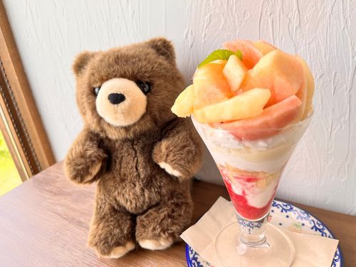 山梨の桃パフェだぁーーーー❣️❣️❣️❣️❣️🧸🍑💕💕💕
すごい！色んな品種の桃がのっかってる…❣️