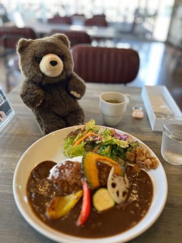 これは桃パフェを求めて行ったカフェでパフェの提供だけ14:30〜ってなってて、悲しみで注文したカレー(めちゃめちゃ美味しかった😋)