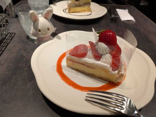 おともだちとケーキ、たべてきたよ〜✨
おいしかった〜😋@ちびメル