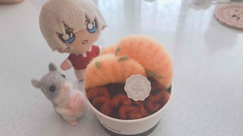 羊毛フェルトで作ったヤ〜✪ω✪
れーくんも仲間が増えて嬉しそうです👦🏼